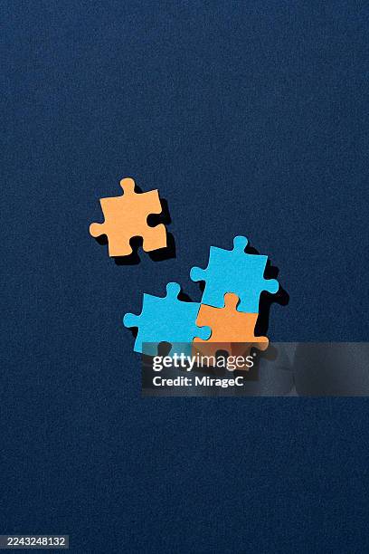 the final piece to solving a jigsaw puzzle, paper craft - scie sauteuse photos et images de collection