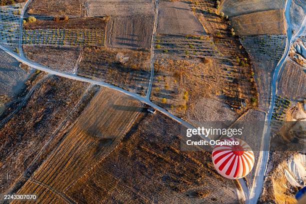 hot air balloons over the unique terrain of cappadocia, turkey - vanuit een heteluchtballon stockfoto's en -beelden