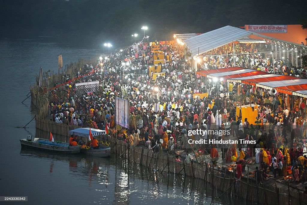 Chhatt Chhath devotees perform rituals in Yamuna river during Chhath Puja ...