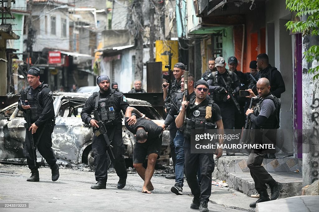 TOPSHOT-BRAZIL-CRIME-DRUGS-FAVELA-POLICE-RAID