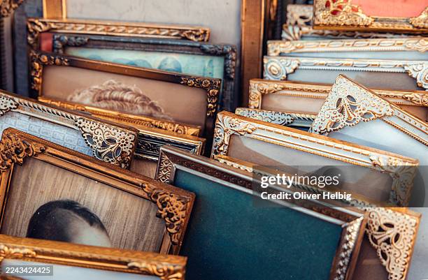 ornate antique picture frames finding new home at flea market - kringloopwinkel stockfoto's en -beelden