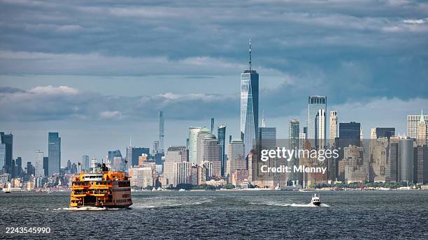 nyc lower manhattan skyline mit staten island fähre new york city usa - manhattan stock-fotos und bilder