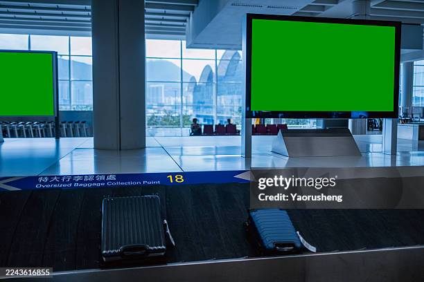 billboard at baggage claim ,conveyor belt in the hong kong international airport - gewerbliches schild stock-fotos und bilder