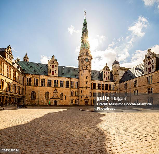kronborg castle (hamlet castle), the courtyard - castelo de kronborg imagens e fotografias de stock
