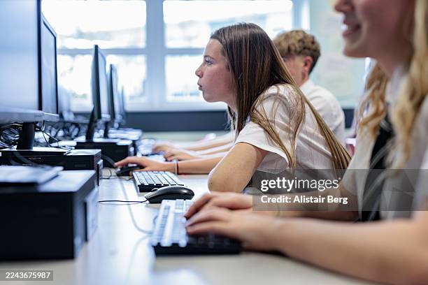 stem students working together in a modern high school computer lab - websurfen stock-fotos und bilder