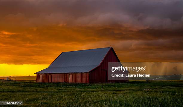 a great plains barn at sunset - great plains stock pictures, royalty-free photos & images