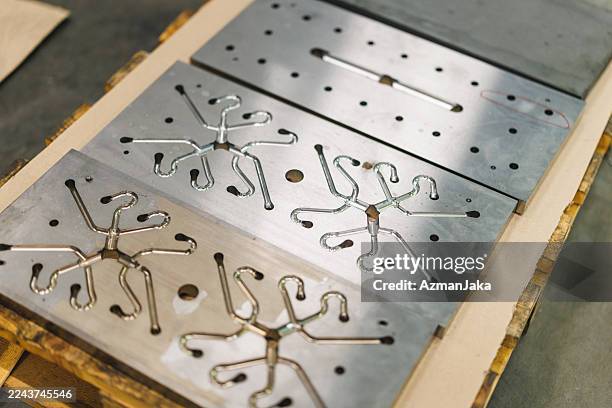intrincados componentes metálicos mecanizados por cnc con superficies roscadas y patrones complejos - amoldar fotografías e imágenes de stock