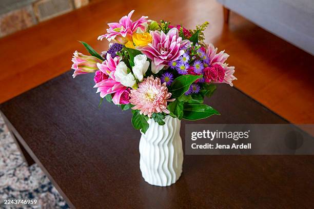 vase of flowers on coffee table, flower bouquet, floral arrangement - blumenstrauß stock-fotos und bilder