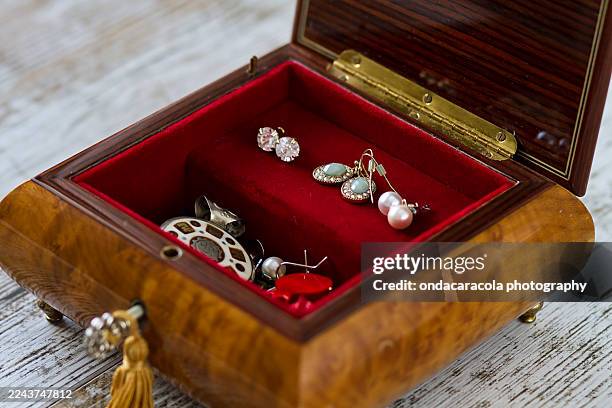 antique jewelry box - portagioie foto e immagini stock