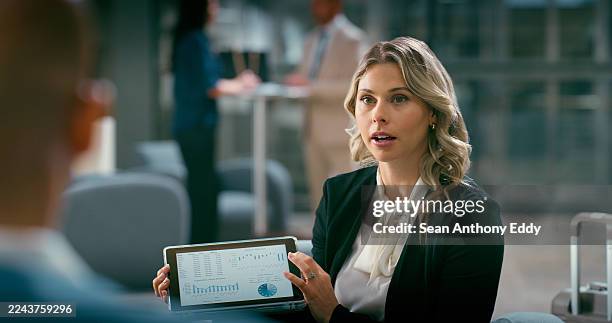 negocios, mujer y gráficos en tableta en el hotel para contabilidad, informes financieros y rendimiento. personas, personal y lobby con pantalla digital para revisión de presupuestos, gráficos financieros y estadísticas de inversión - negocios finanzas e industria fotografías e imágenes de stock