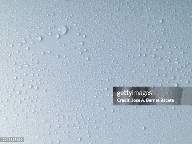 smooth, light blue surface with small drops of clean, clear water. - regentropfen stock-fotos und bilder