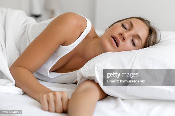 mujer durmiendo con el mout abierto - boca abierta fotografías e imágenes de stock