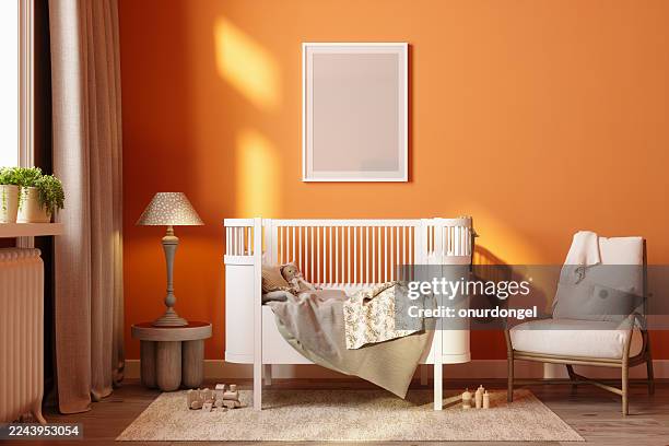 gemütliches babyzimmer mit orangefarbenen wänden und weißem kinderbett - dachgeschoß stock-fotos und bilder