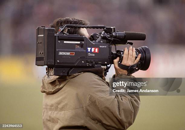Cameraman de la chaine de télévision française TF1 filmant à l'aide d'une caméra Betacam de la marque Sony sur un terrain de football. Moscou, le 15...