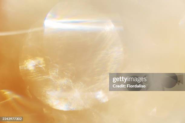 golden light abstract background with soft lens flare and warm ethereal glow - flouté photos et images de collection