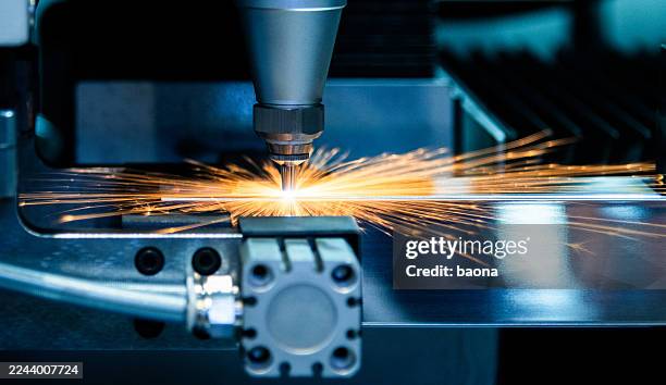 découpe laser cnc de tôles avec des étincelles - souder photos et images de collection