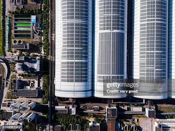 veduta aerea della produzione di energia termica e della centrale solare - turbina a gas foto e immagini stock