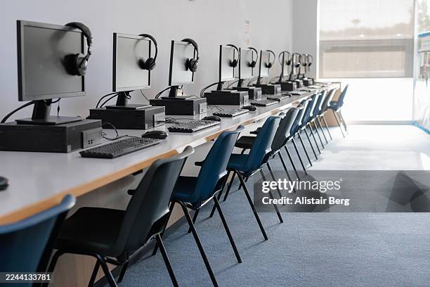 a modern high school computer lab ready for a class - computer lab high school with computer screen photos et images de collection
