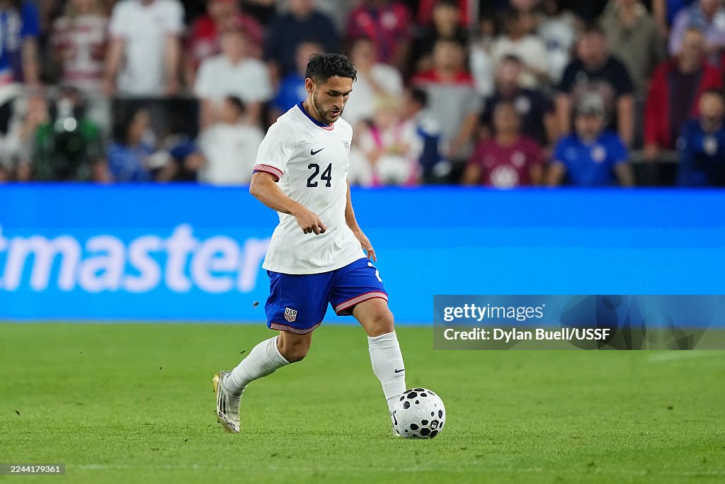 Craig Roldan Cristian Roldan of the United States takes a free kick in the second ...