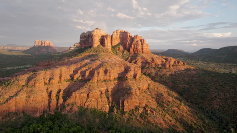 https://media.gettyimages.com/id/2244238353/video/stunning-golden-hour-drone-experience-over-sedona-arizona-landscapes.jpg?b=1&s=640x640&k=20&c=GQ3-4CShVSVvSq4e6PNIgTdaZokLdblGyi4Qmt5G8_Y=