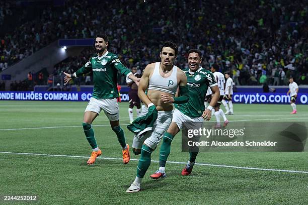 Raphael Veiga of Palmeiras celebrates after scoring the team's fourth goal via penalty with teammates during the Copa CONMEBOL Libertadores 2025...