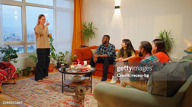 des amis multiraciaux s’amusent à jouer des charades à la fête - faire du théâtre photos et images de collection