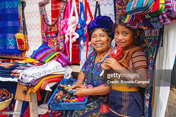 indigenous woman and girl at traditional market in guatemala - cultura guatemalteca imagens e fotografias de stock