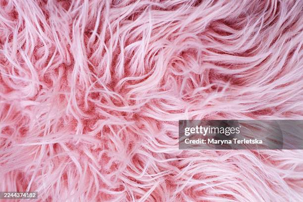 fluffy pink background. abstract textured textile background. wool. - pele de animal têxtil imagens e fotografias de stock