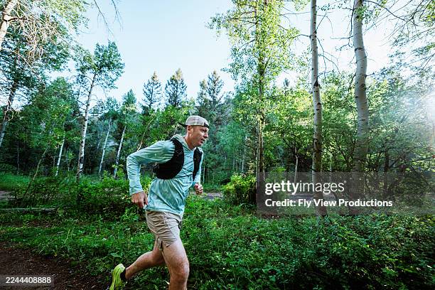 leichtathletiktrainer beim morgendlichen lauf vor der arbeit - ultramarathon stock-fotos und bilder