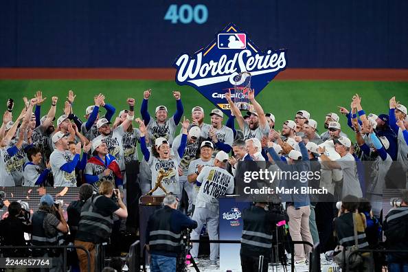 World Series - Los Angeles Dodgers v Toronto Blue Jays - Game Seven World Series - Los Angeles Dodgers v Toronto Blue Jays - Game Seven