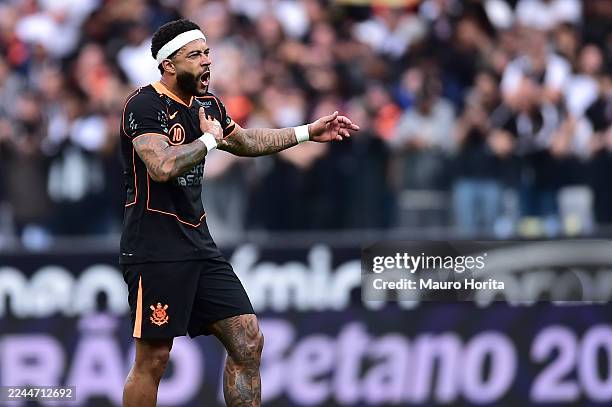 Memphis Depay of Corinthians celebrates after scoring his team's second goal during a Brasileirao 2025 match against Gremio at Neo Quimica Arena on...