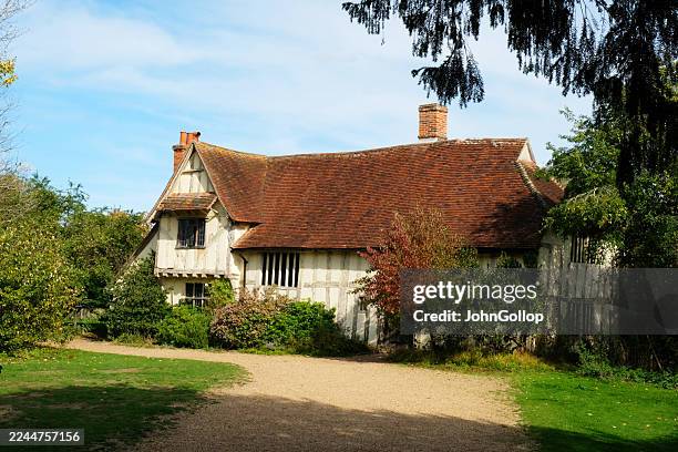 tudor half-timbered country house - imóvel tombado imagens e fotografias de stock