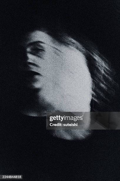 entre caras. - imagen distorsionada fotografías e imágenes de stock