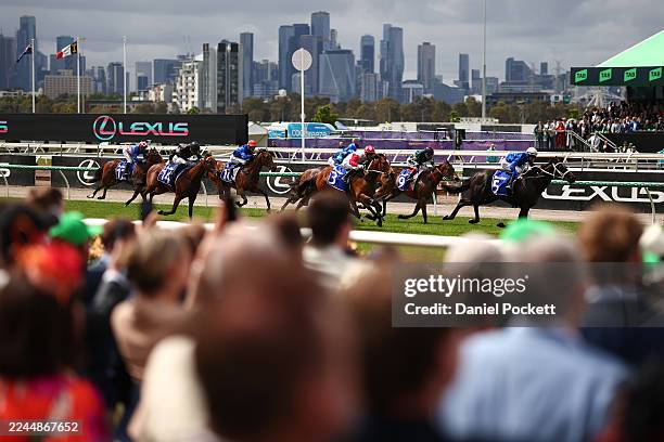 Melbourne Races Flash 45,165 Melbourne Cup Race Stock Photos, High-Res Pictures, and Images ...