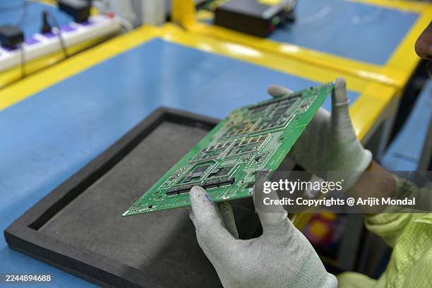 quality control technician inspecting surface-mounted components on pcb after smt process - uttar pradesh stock pictures, royalty-free photos & images