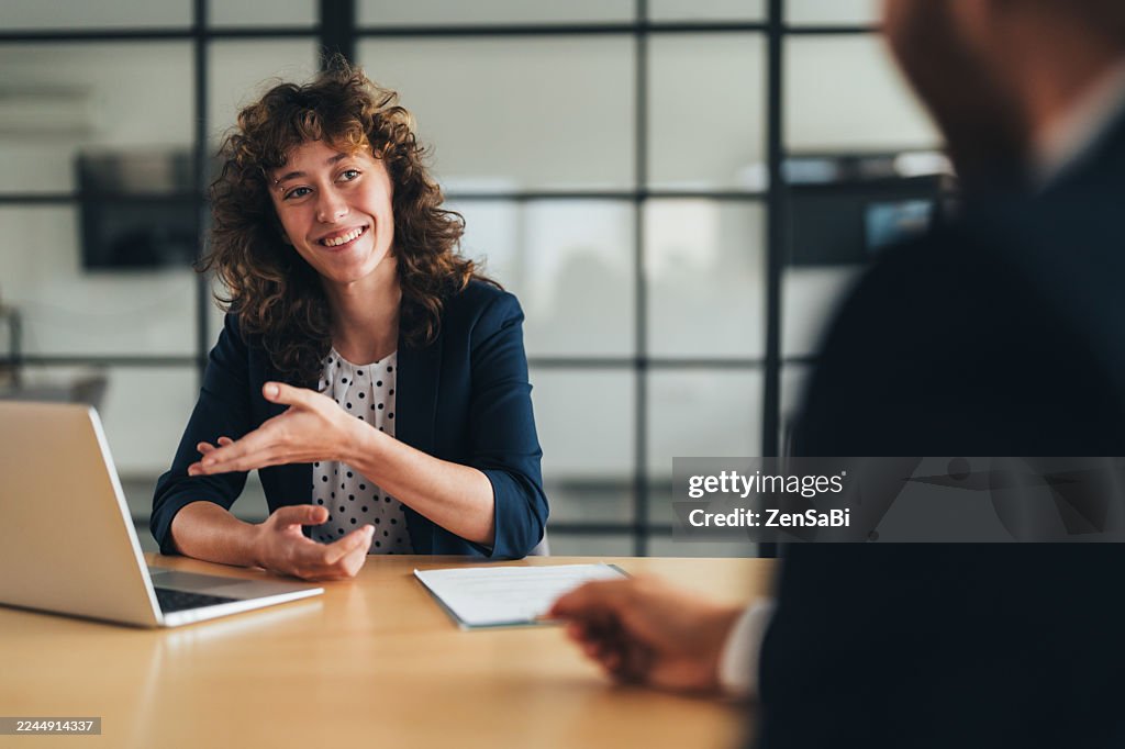 Dialogo aziendale basato su insight. Imprenditrice fiduciosa impegnata in una discussione professionale