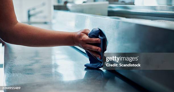 manos, persona y superficie de limpieza para limpiar para eliminar la suciedad, desinfectar el equipo e higiene. limpiador, paño y saneamiento para evitar la contaminación, mantenimiento de electrodomésticos y cocina de restaurante - trapo de limpiar el polvo fotografías e imágenes de stock
