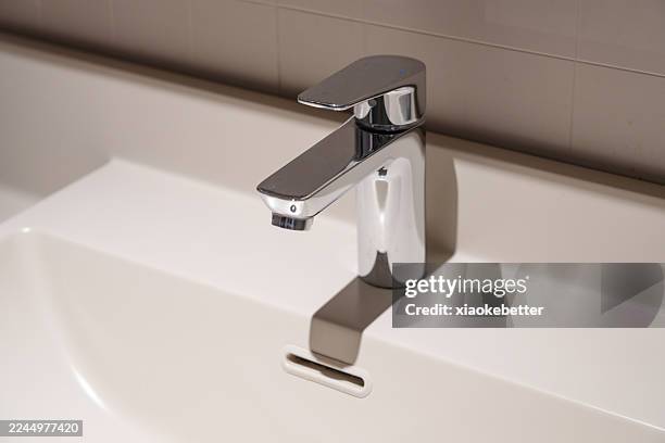 modern bathroom sink faucet close-up - lavabo photos et images de collection