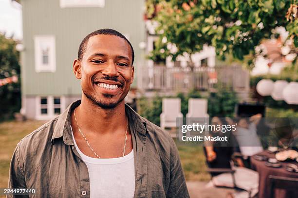 portrait of smiling man with shaved head in back yard party - shaved-buzz-cut-back-of-head photos et images de collection