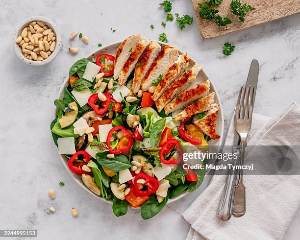 chicken-salat - gegrillte hühnerbrust stock-fotos und bilder