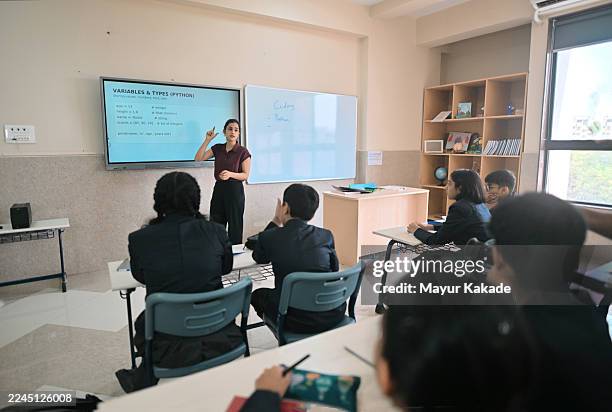 teacher explaining python concepts to middle school students - digital teaching stock pictures, royalty-free photos & images