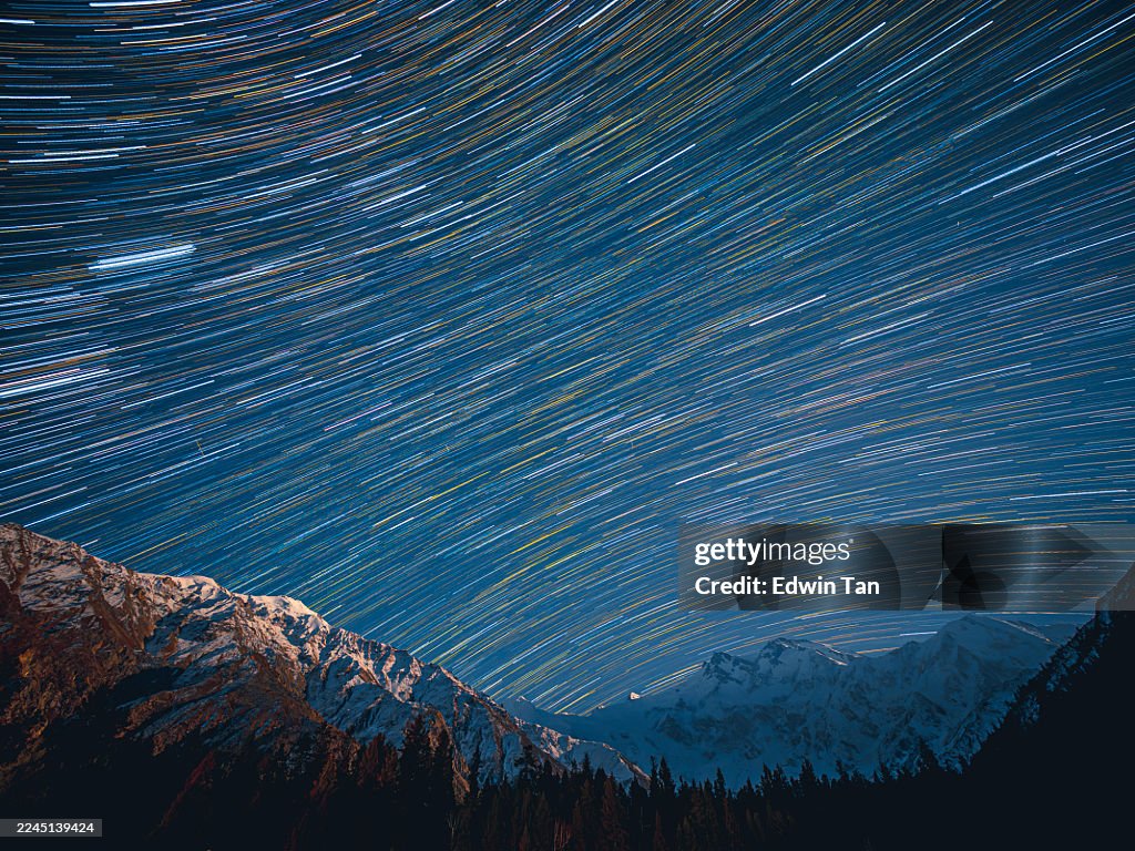 Star Trail sobre montanhas cobertas de neve em Fairy Meadows, Paquistão - fotografia do céu noturno de longa exposição