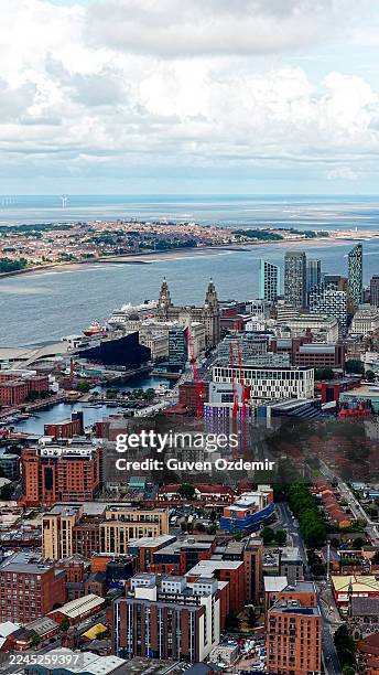 vue aérienne du front de mer de liverpool et de l’albert dock avec la rivière mersey en arrière-plan, des gratte-ciel modernes et des entrepôts historiques en briques rouges, la ligne d’horizon urbaine et le concept touristique dans le nord-ouest d - ligne dhorizon au dessus de la terre photos et images de collection