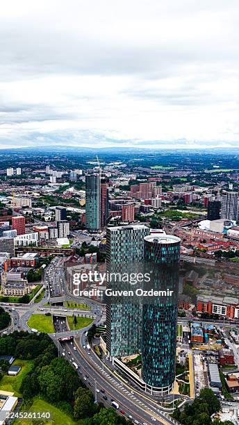 vue aérienne de la ligne d’horizon de la ville de manchester avec des gratte-ciel modernes et des tours résidentielles, l’architecture urbaine du nord de l’angleterre et le quartier financier, concept de paysage urbain contemporain pour la concepti - ligne dhorizon au dessus de la terre photos et images de collection