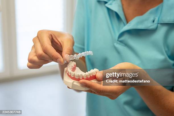 dentist showing dentures/prosthesis - dentures stock pictures, royalty-free photos & images