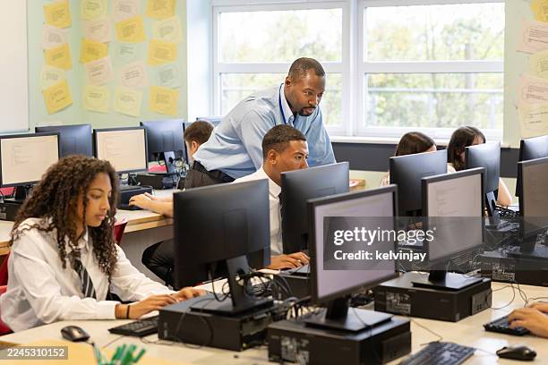 estudiantes de secundaria en un aula moderna llena de computadoras - laboratorio de ordenadores fotografías e imágenes de stock