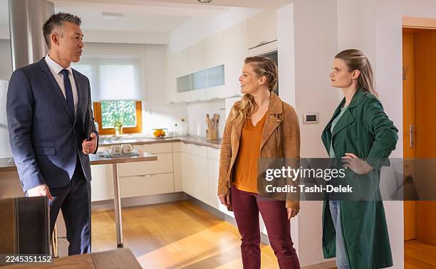 agente inmobiliario mostrando casa a mujeres - visita guiada de casa fotografías e imágenes de stock
