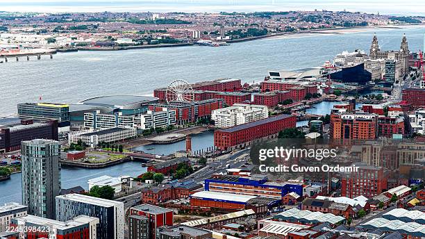 vue aérienne du front de mer de liverpool et de l’albert dock avec la rivière mersey en arrière-plan, des gratte-ciel modernes et des entrepôts historiques en briques rouges, la ligne d’horizon urbaine et le concept touristique dans le nord-ouest d - ligne dhorizon au dessus de la terre photos et images de collection