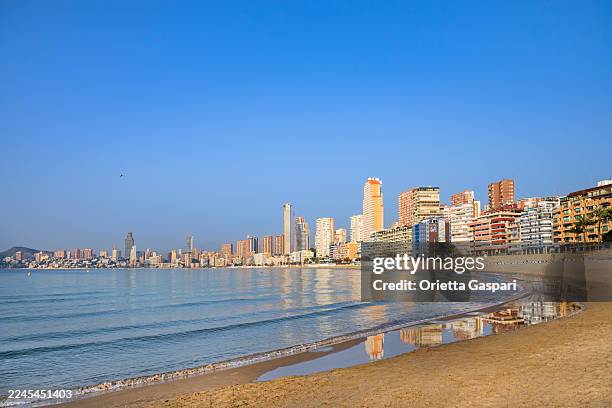 gratte-ciel surplombant la plage de poniente à benidorm, une destination touristique de la costa blanca - espagne - benidorm photos et images de collection