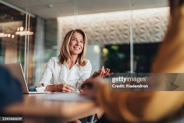 business meeting for new agreement - business meeting stockfoto's en -beelden